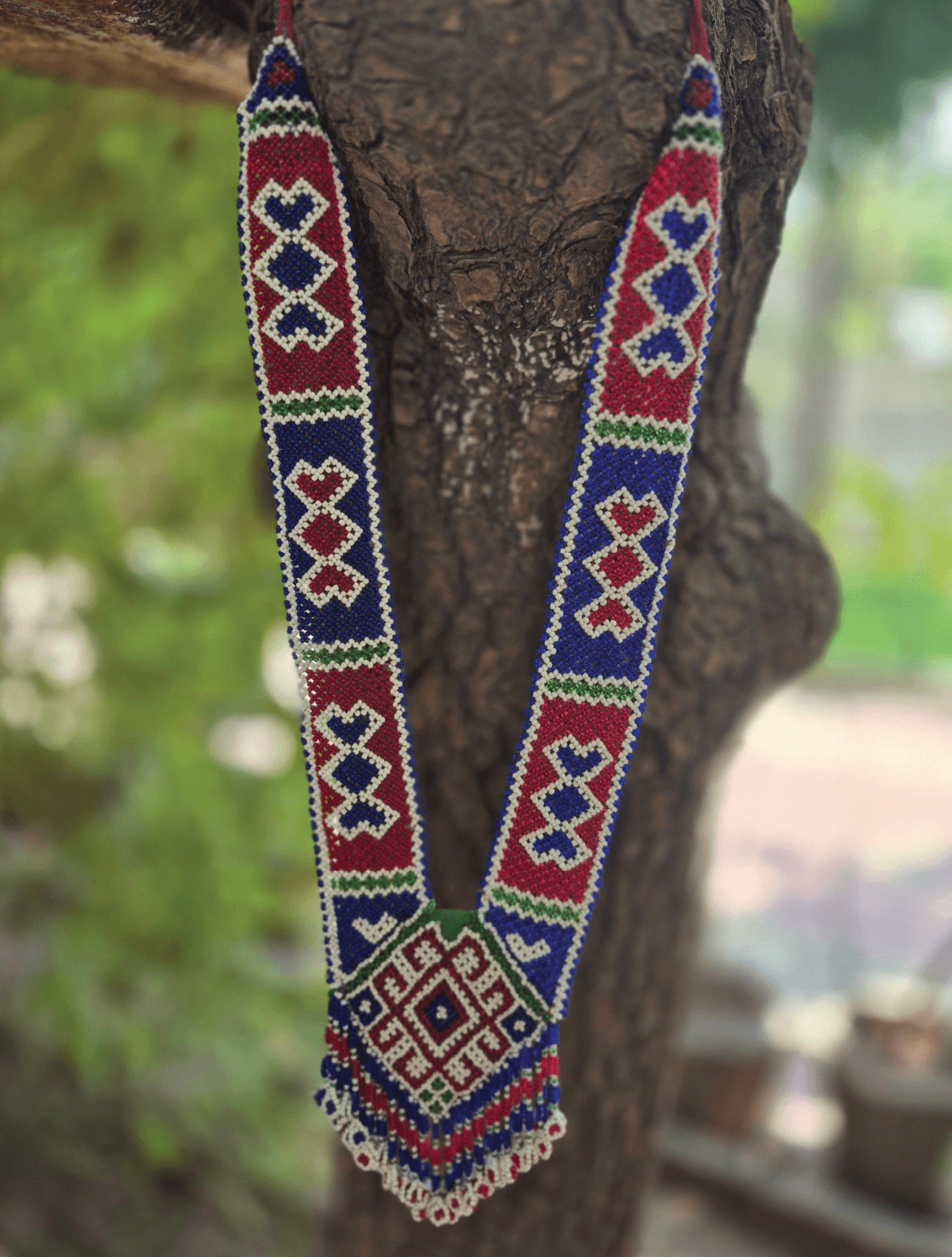 Bold Multi-Tone Beaded Neckpiece